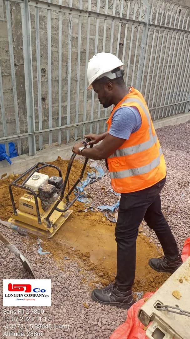 Technicien JadE portant casque et gilet de sécurité sur un chantier télécom