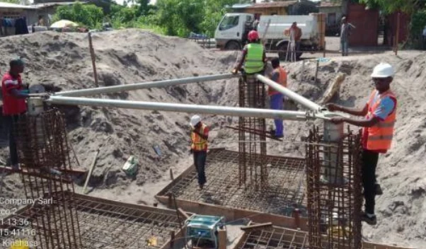 Équipe travaillant sur le ferraillage des fondations d’un pylône